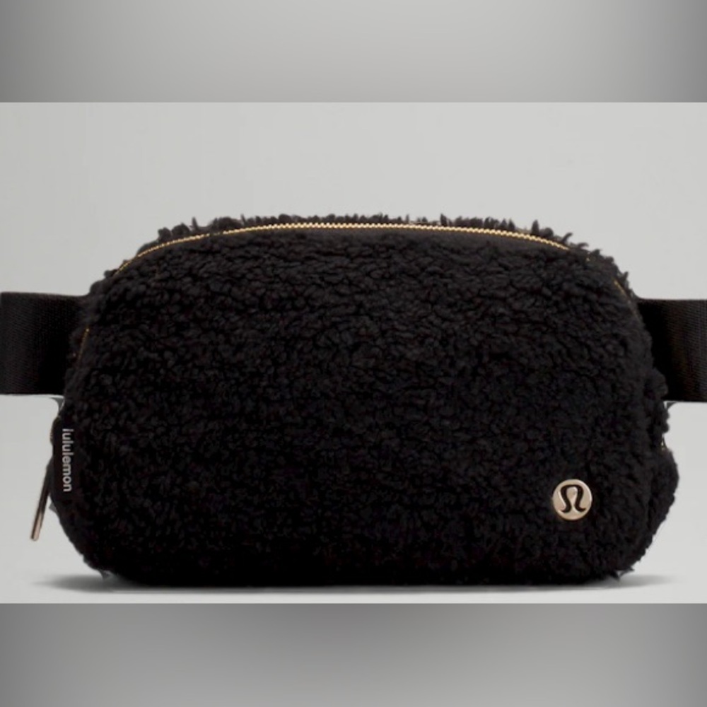 Lululemon everywhere Sherpa black belt bag